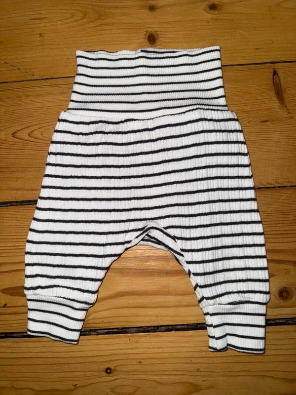 Schwarz/weiß gerippte Hose Gr. 44 H&M