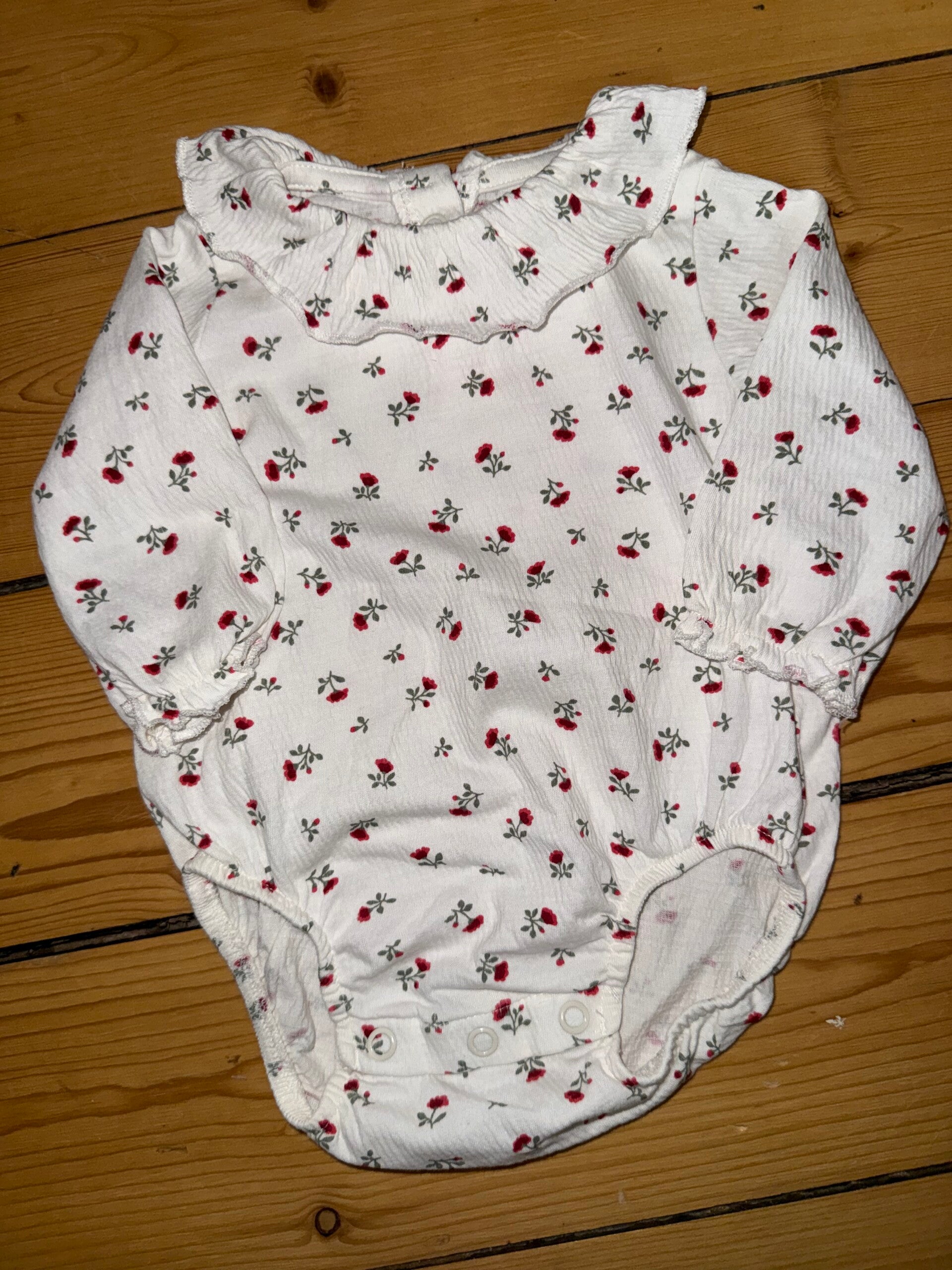 Weißer Body mit Blumen Gr. 56 H&M