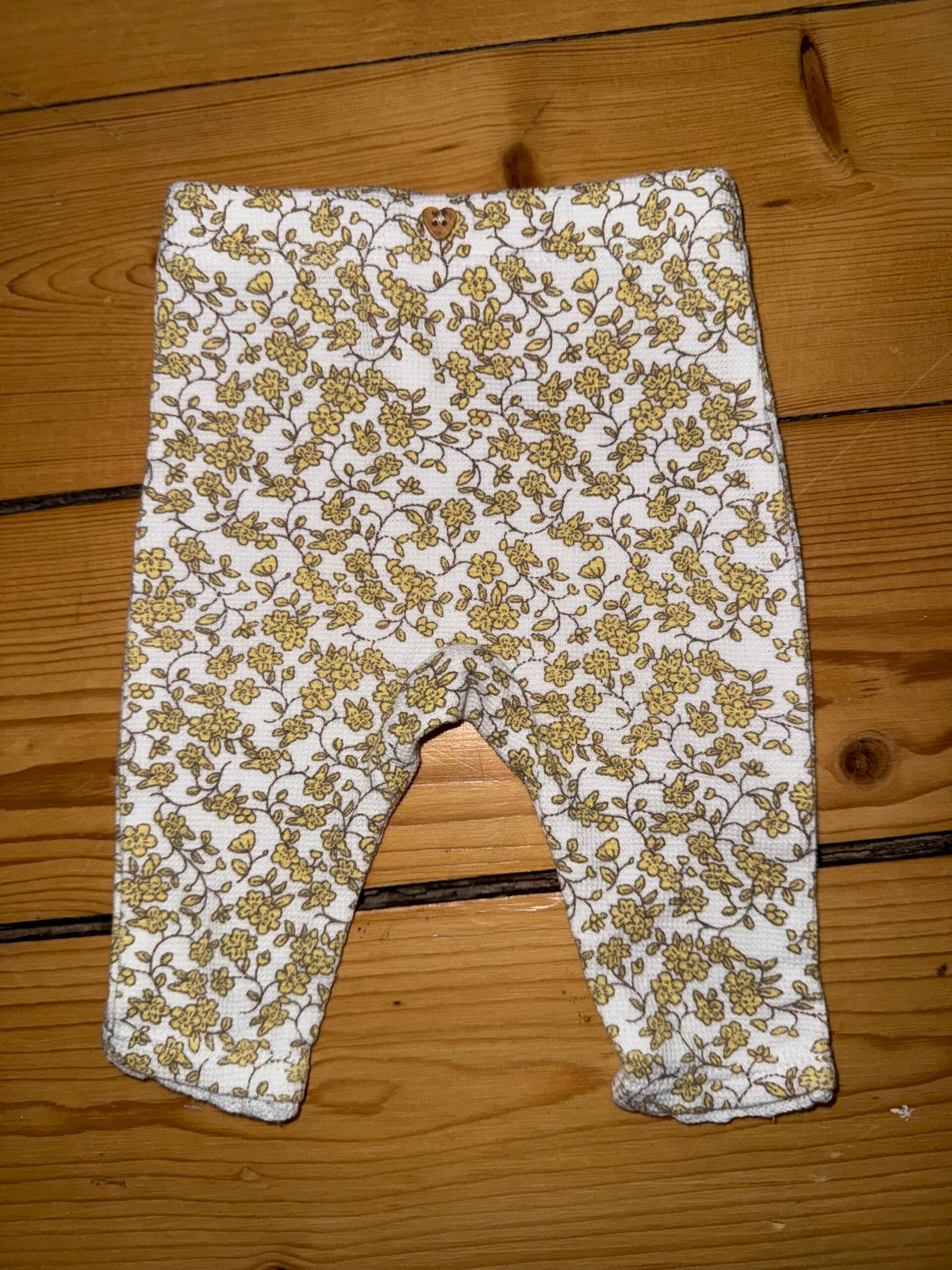 Weiße Hose mit gelben Blümchen Gr. 56 C&A