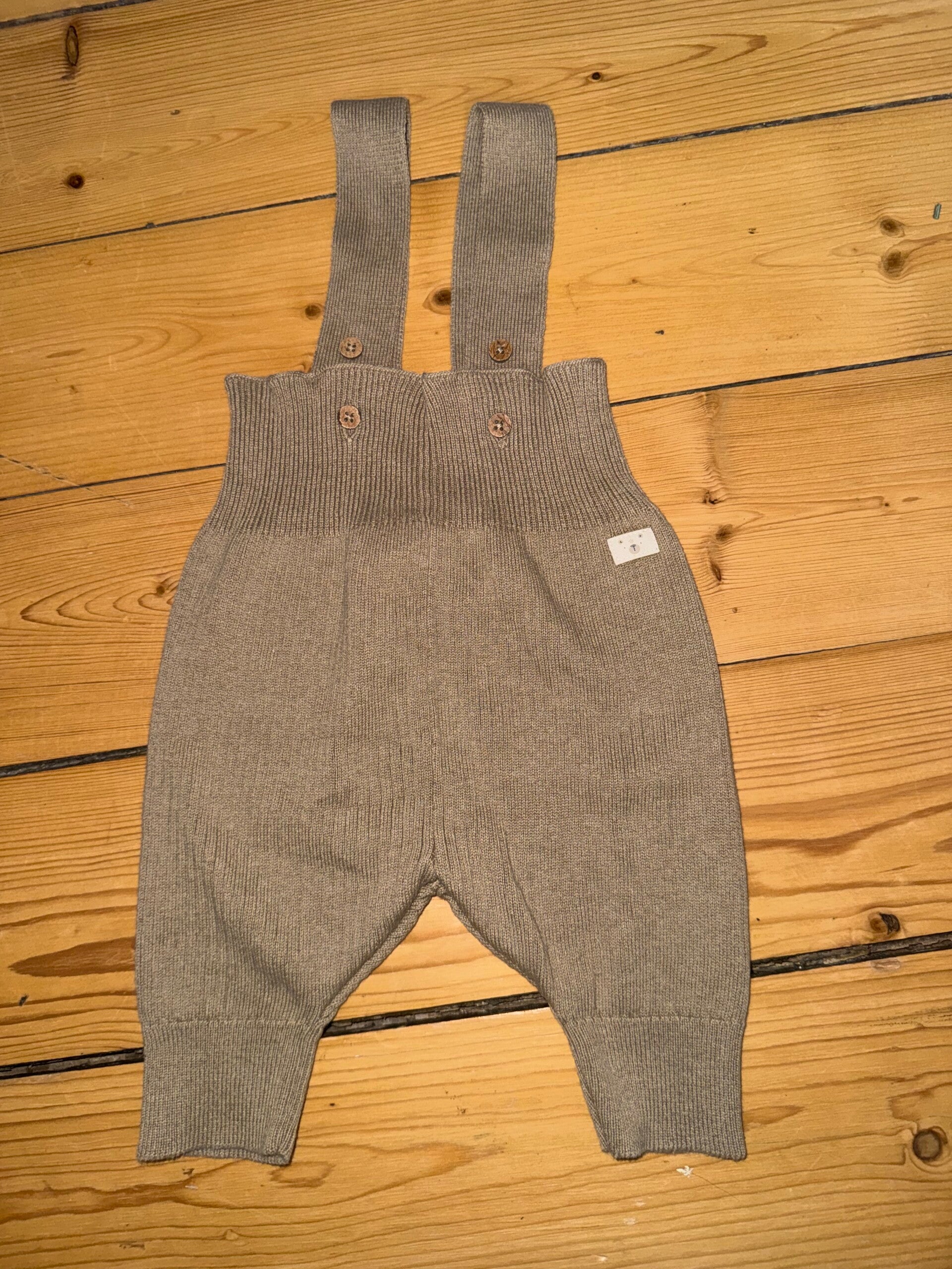 Braune gerippte Hose mit Träger Gr. 56 Topomini