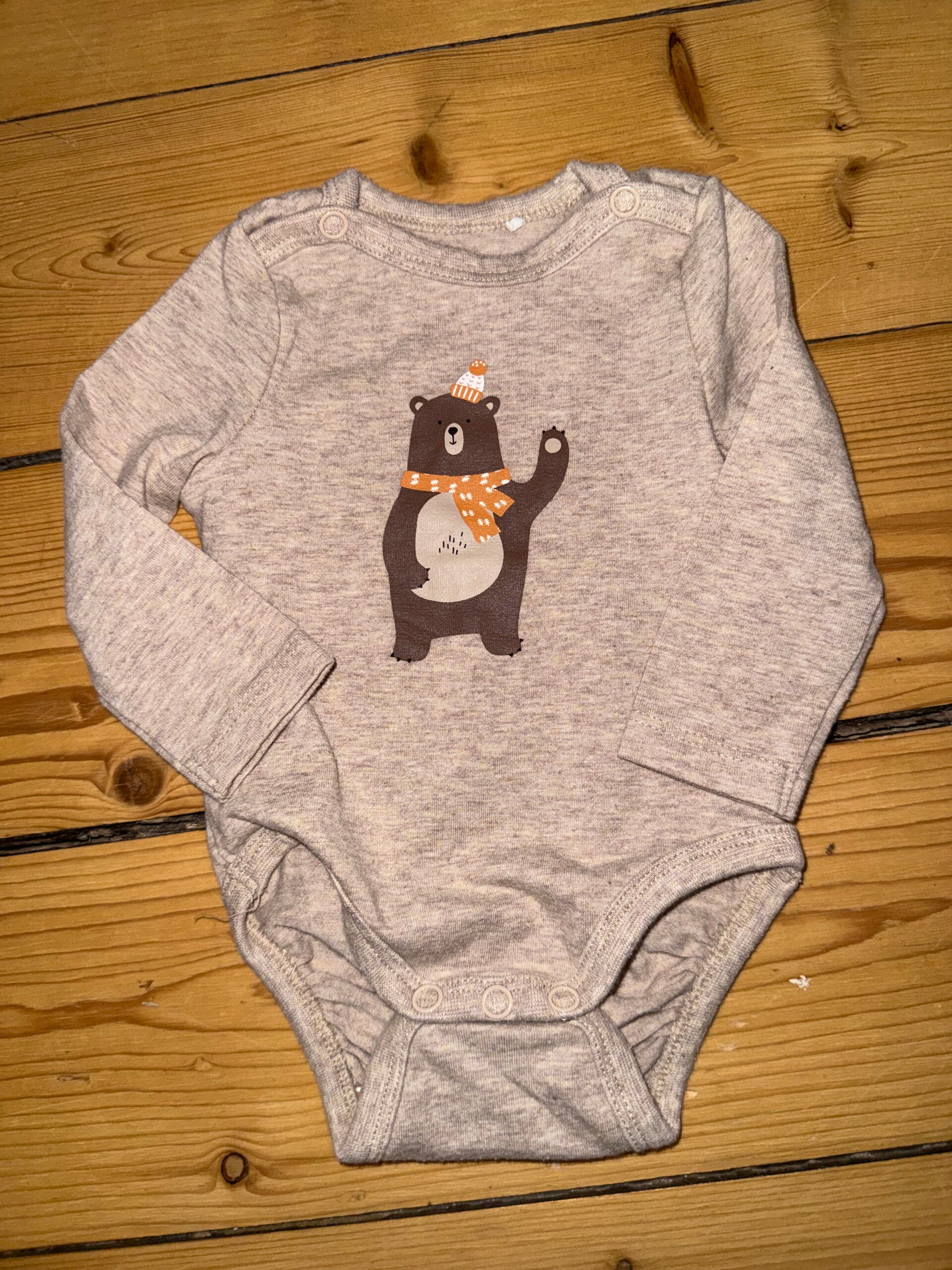 Beiger Langarmbody mit Bär Gr. 56 Topomini