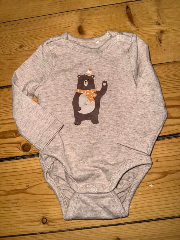 Beiger Langarmbody mit Bär Gr. 56 Topomini