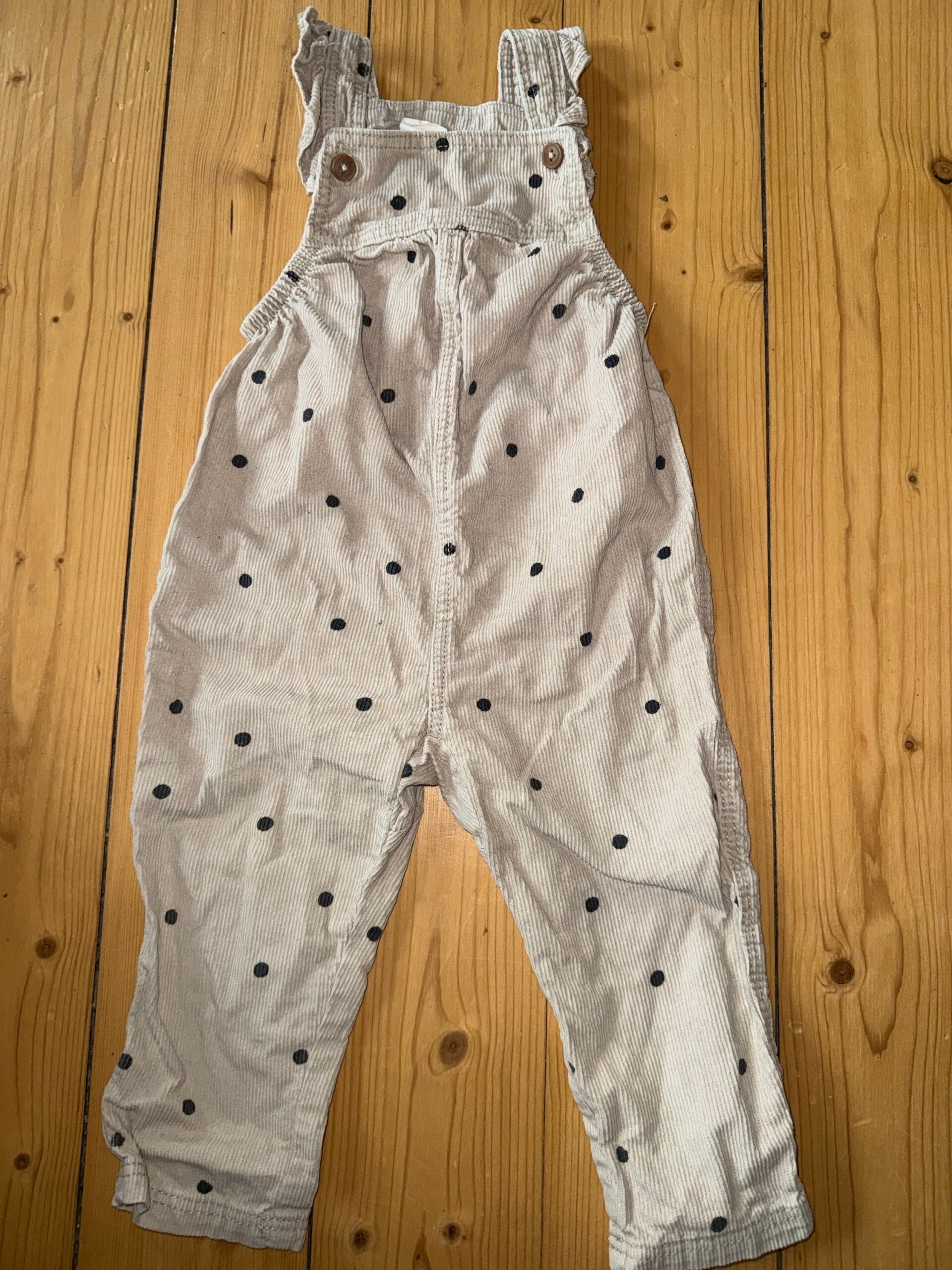 Beige Latzhose mit Punkten Gr. 86 Hema