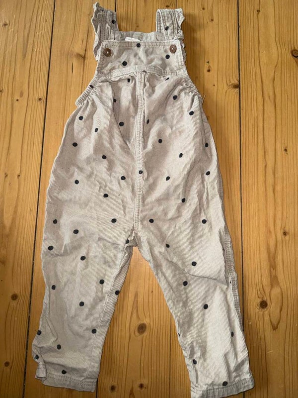 Beige Latzhose mit Punkten Gr. 86 Hema