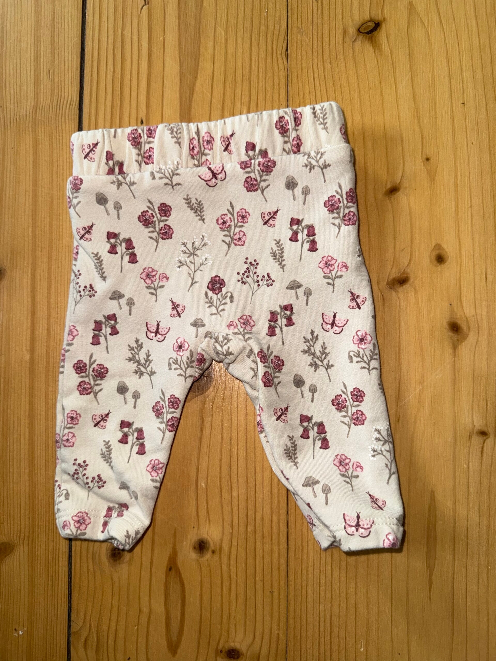 Beige Hose mit Blümchen Gr. 50 C&A