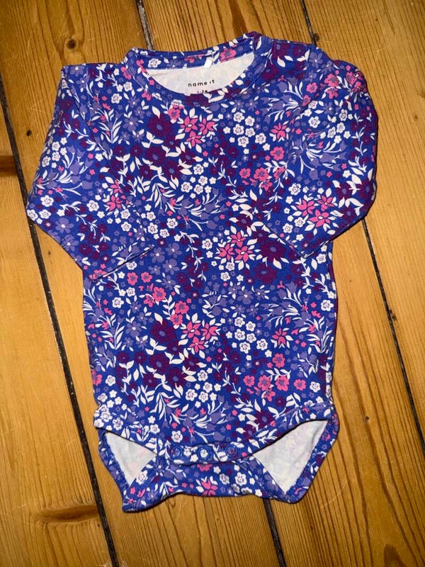 Lila Blümchen Body Gr. 56 Name it