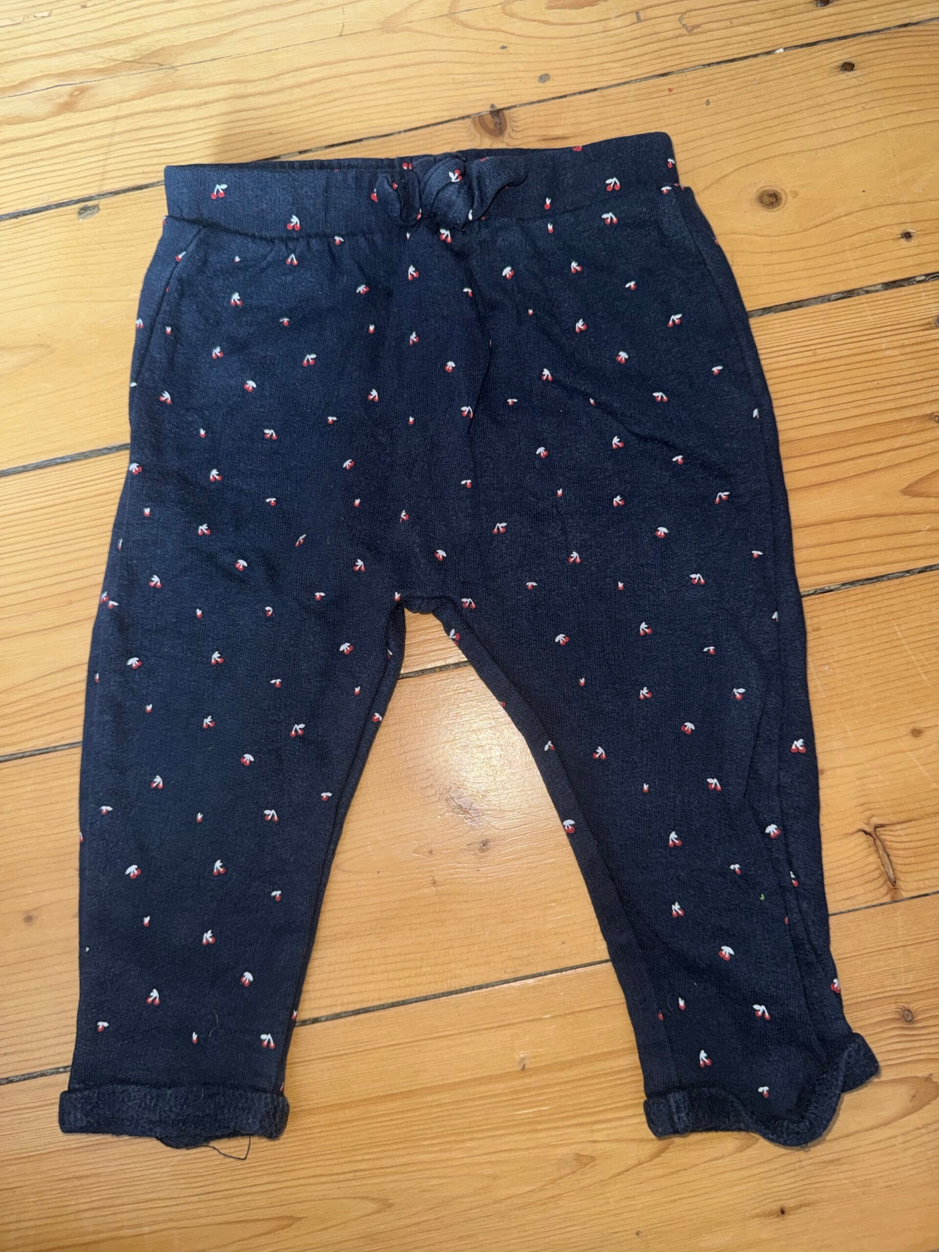Dunkelblaue Hose mit Kirschen Gr. 80 Kiabi