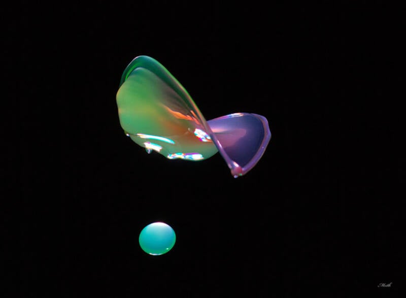 Sommerfugl danser over dråbe