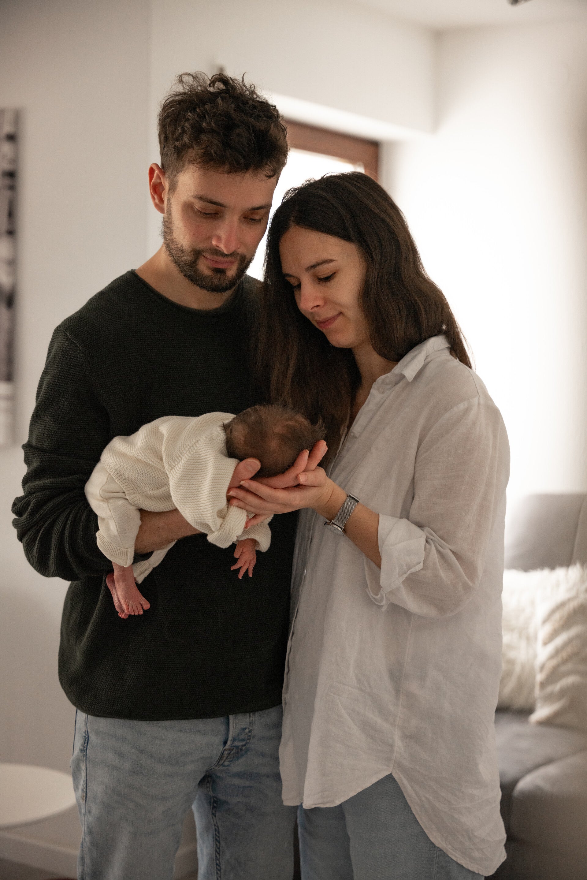 Newborn Fotoshooting Deißlingen – Eltern mit Neugeborenem zuhause, hu.graphy