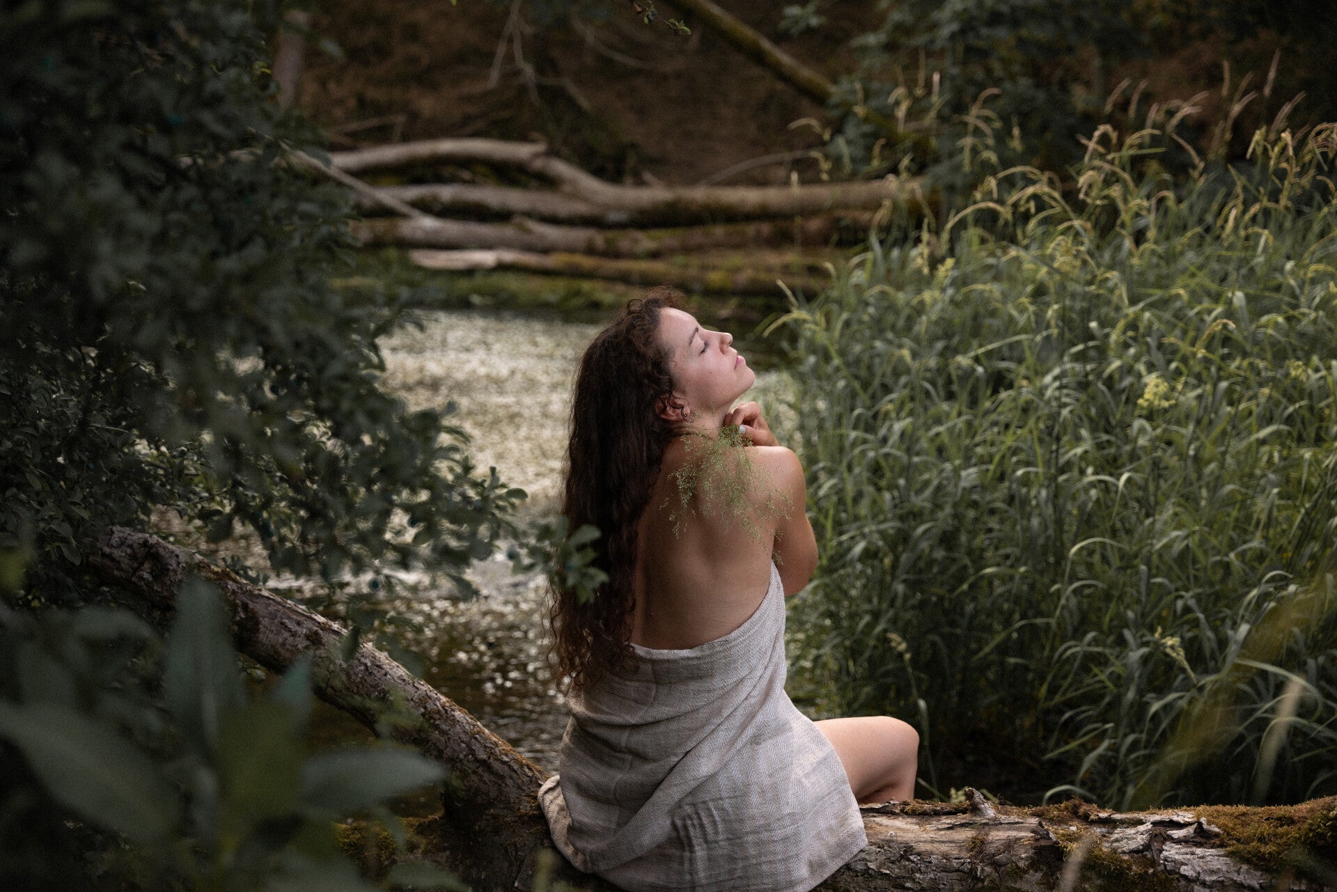 Soulshine Shooting Deißlingen – Frau liegt entspannt im Moos, hu.graphy Fotografie