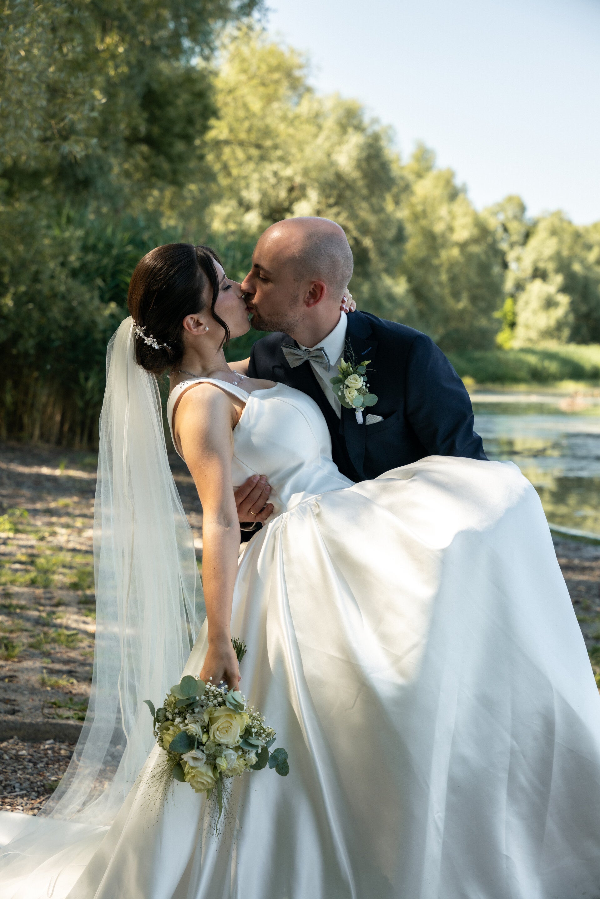 Hochzeitsfotograf Deißlingen – Brautpaar am Wasser, hu.graphy Peter & Sina Hunger