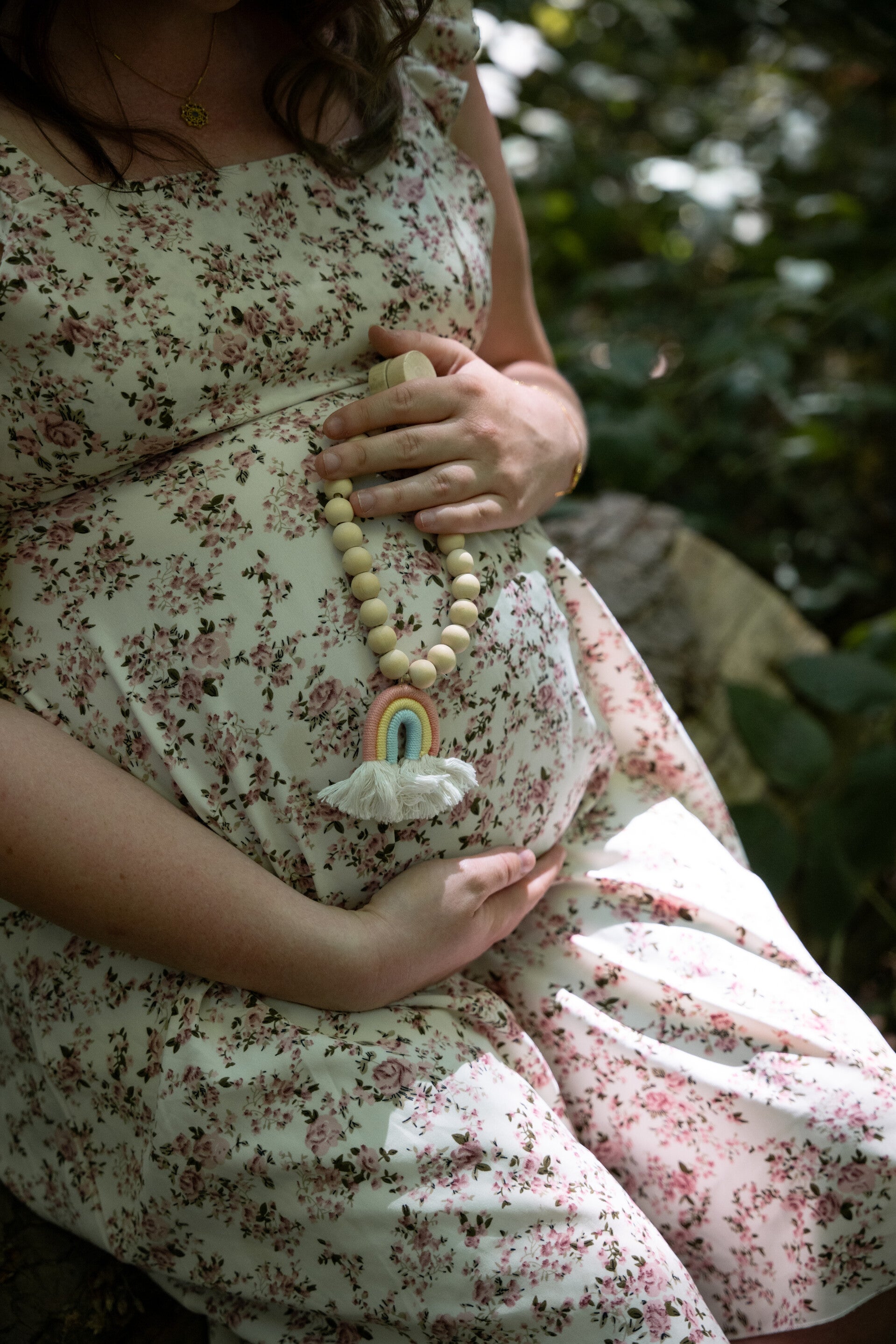Babybauchshooting Deißlingen – Paar hält schwangeren Bauch, hu.graphy