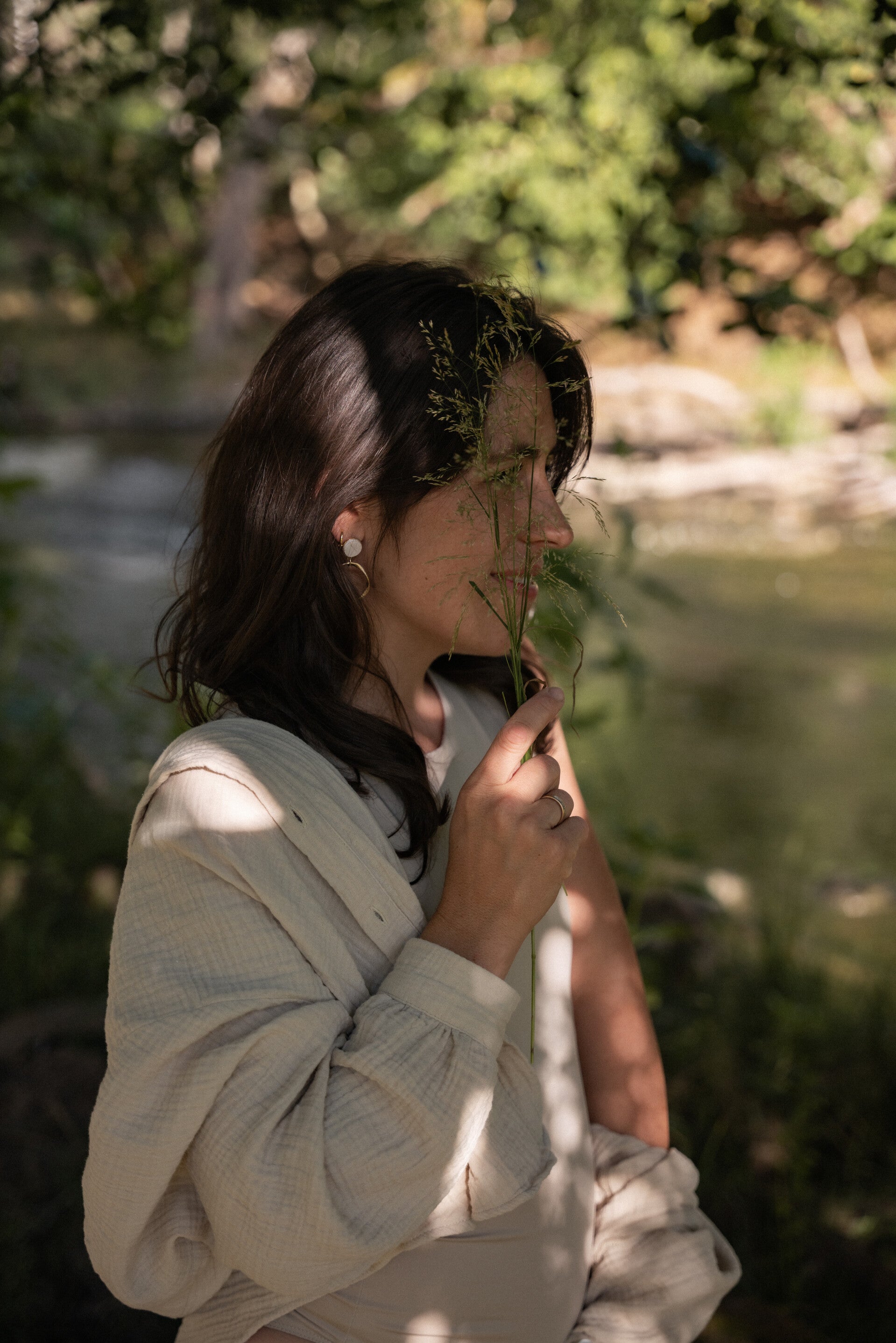 Soulshine Fotoshooting Deißlingen – Frau lehnt entspannt an Baum im Wald, hu.graphy