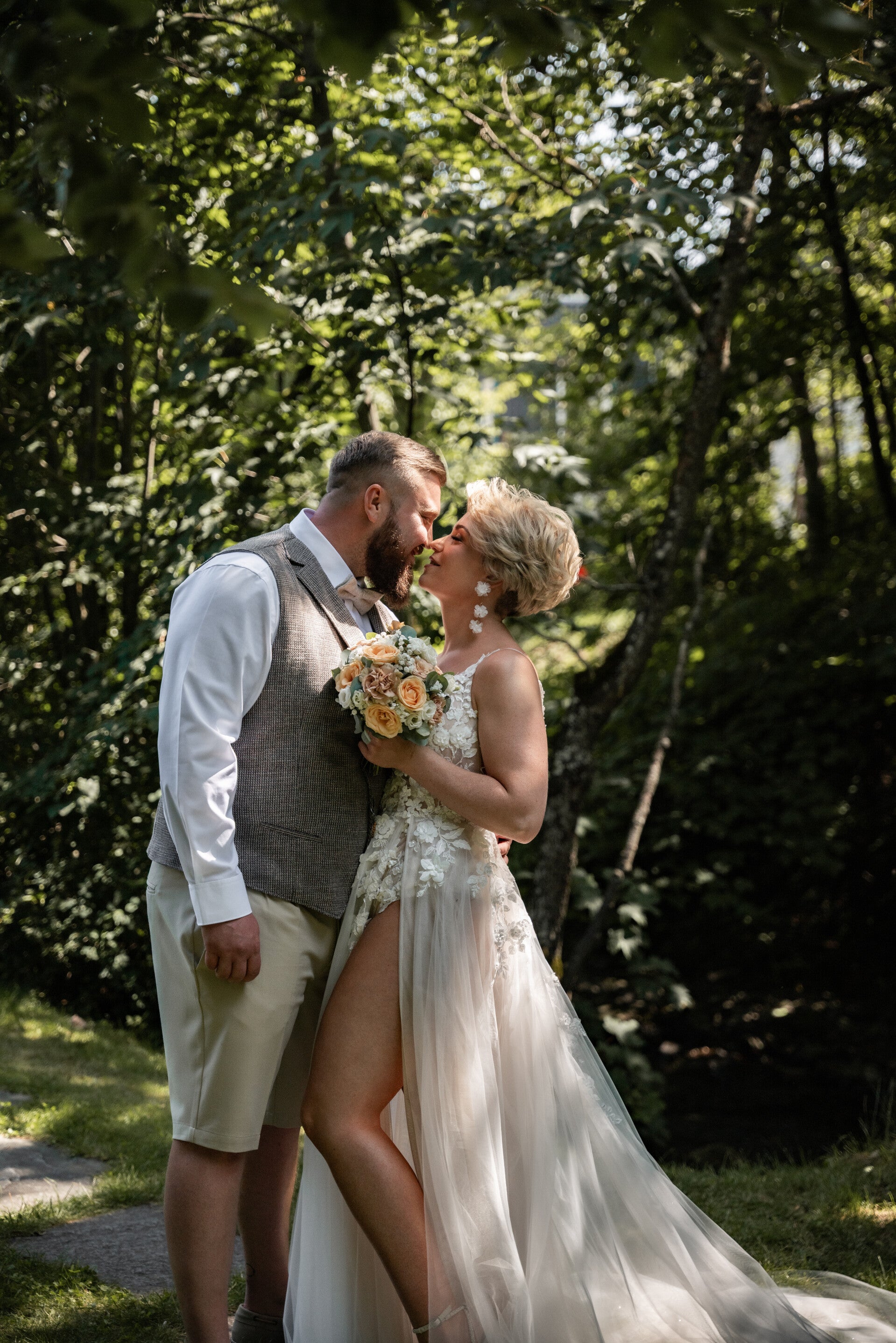 Hochzeitsfotograf Deißlingen – Braut liest Brief vor der Trauung, hu.graphy