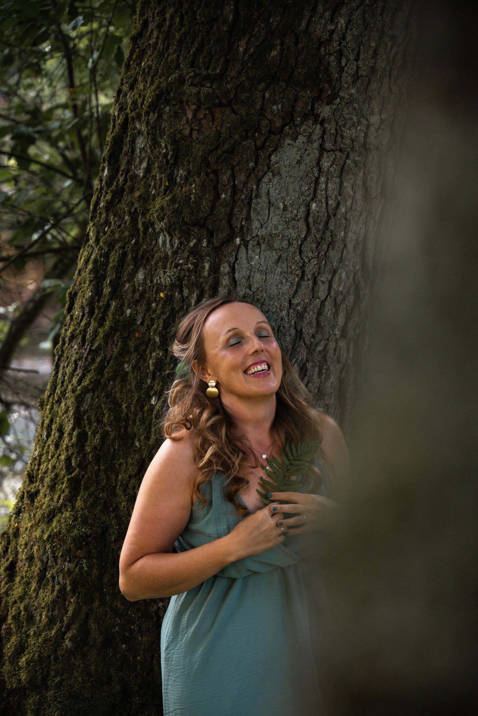Soulshine Fotoshooting Deißlingen – Frau im Wald in natürlichem Licht, hu.graphy