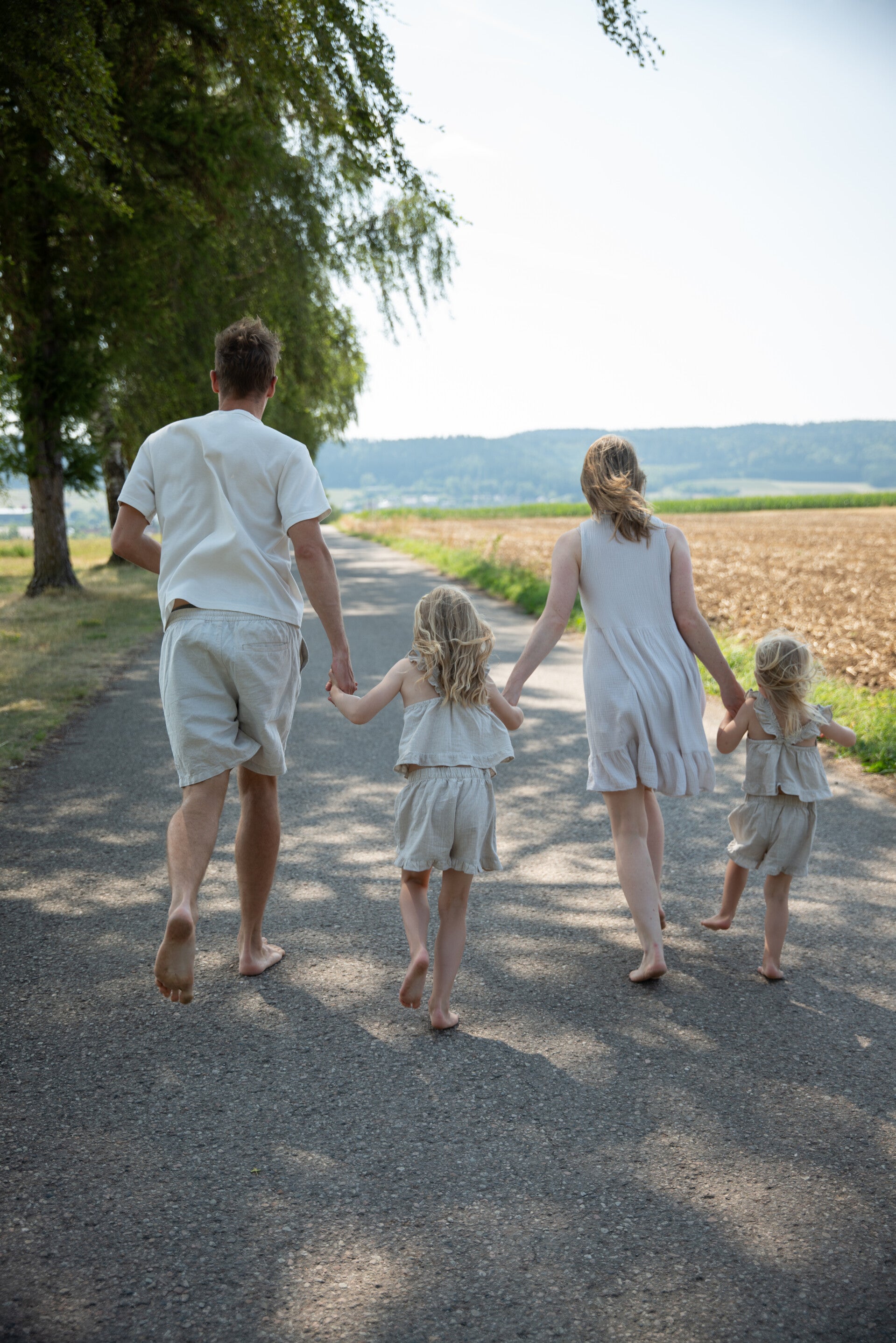 Familienfotograf Deißlingen – Eltern mit Tochter auf Feldweg, hu.graphy