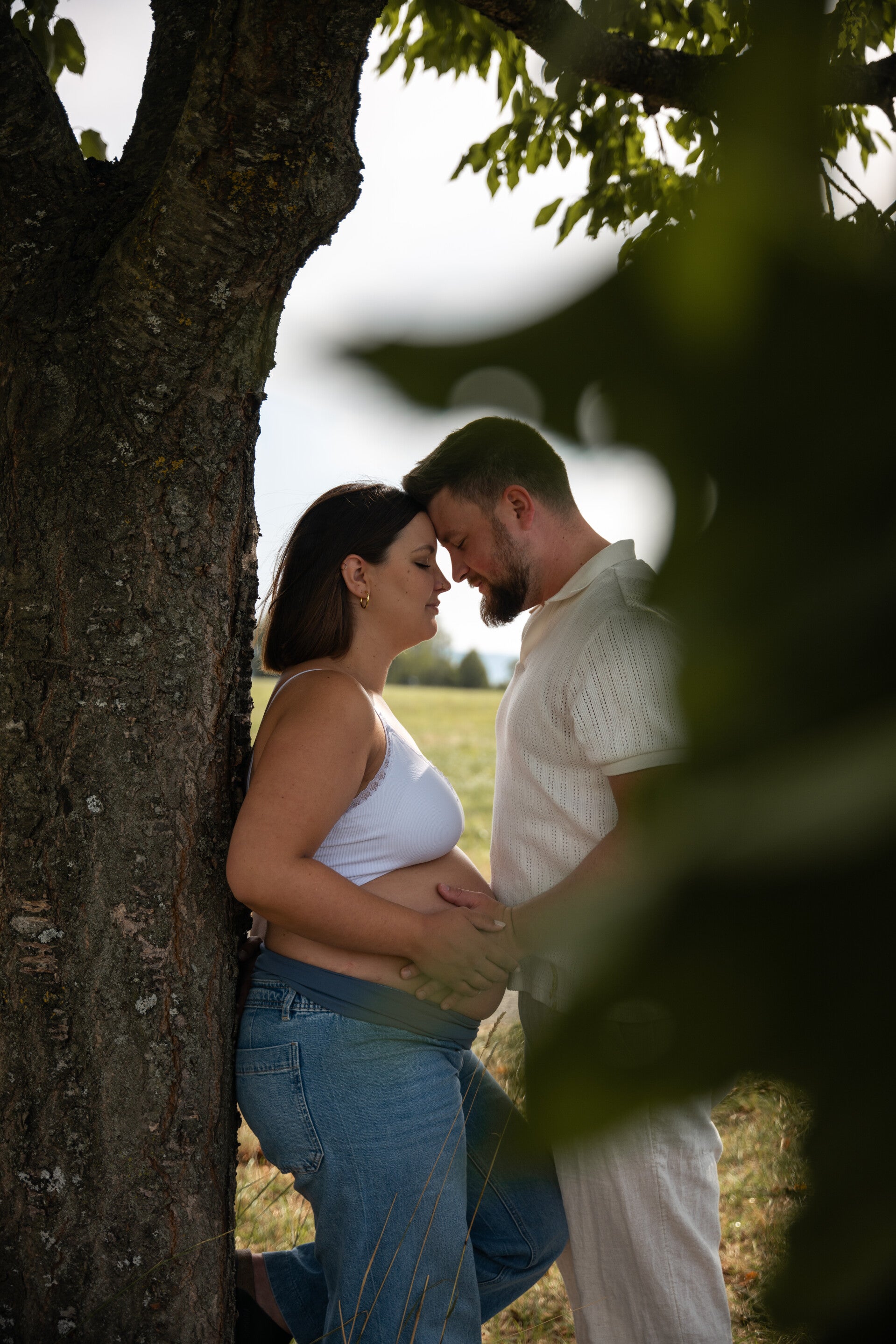 Babybauch- & Newborn Kombisession Deißlingen – Babyfüße in Elternhänden, hu.graphy