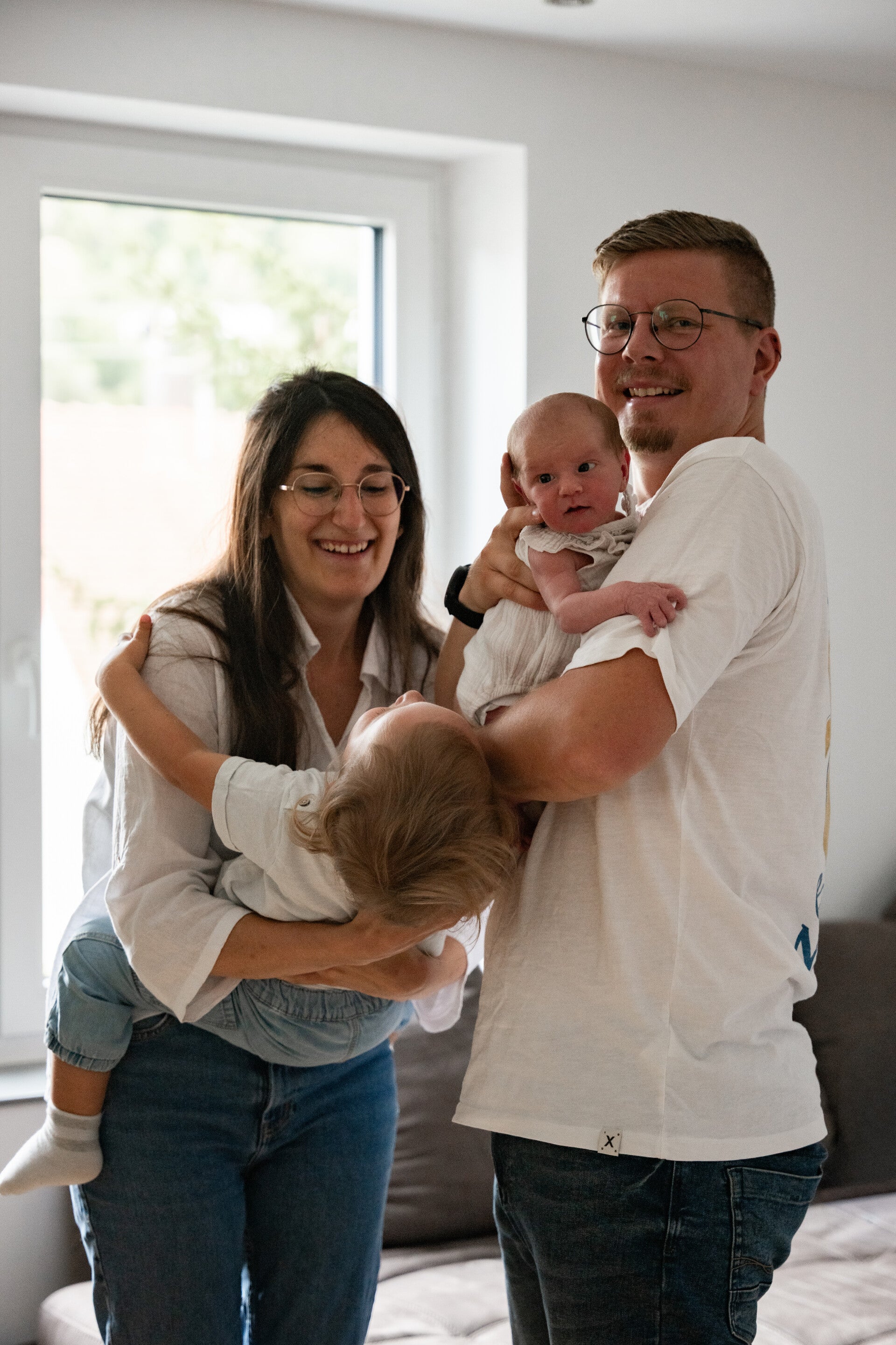 Newborn Fotoshooting Deißlingen – Eltern mit Neugeborenem zuhause, hu.graphy