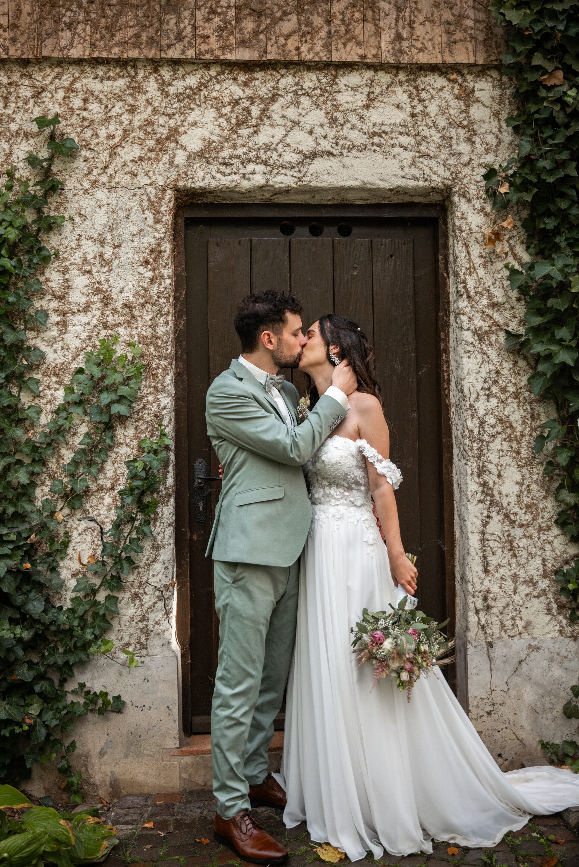 Hochzeitsfotograf Deißlingen – Braut liest Brief vor der Trauung, hu.graphy