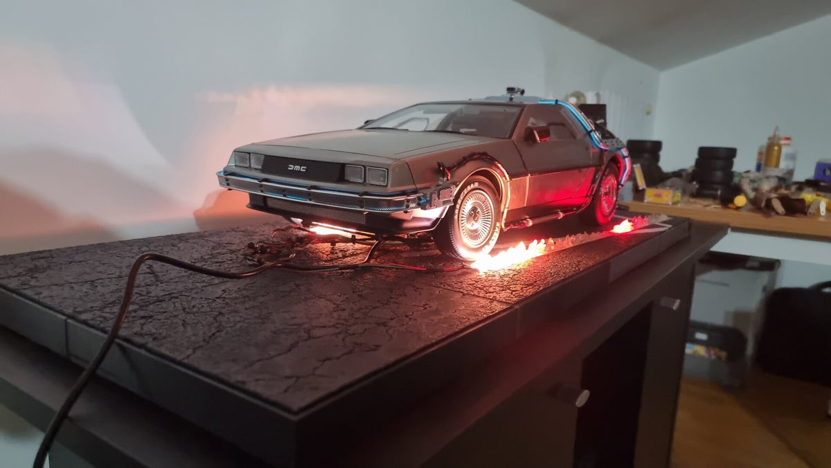 Flying DeLorean Mark II - Fantastic modelers
