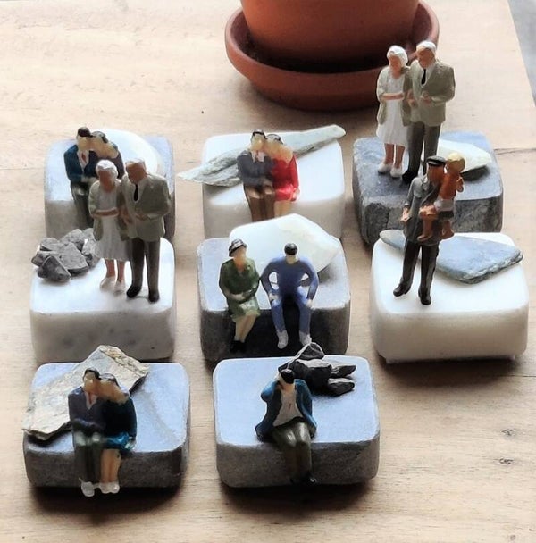Miniatuurfiguurtjes op marmeren voetje
