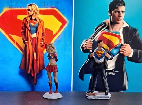 Figurines Supergirl & Superman 8 cm en résine peintes et vernies.