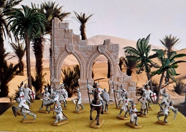 DIORAMA - 17 Figurines 1/72ème Peintes & Vernies avec décors Façade Cathédrale et Palmiers x2