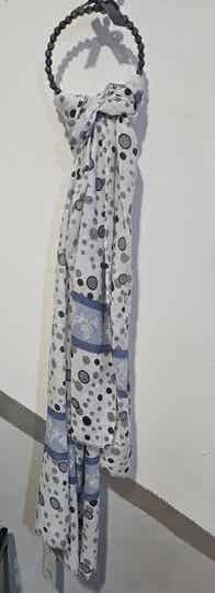 Bufanda/pañuelo tejido fino en blanco con detalles azules y plata