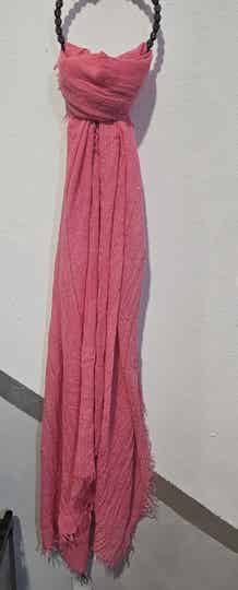 Bufanda/pañuelo en tejido fino en rosa con discretas lentejuelas