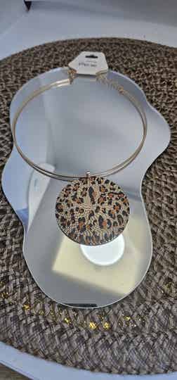 Gargantilla rígida dorada con colgante de leopardo