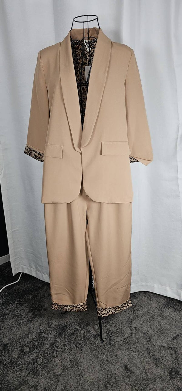 TRAJE DE CHAQUETA CON FORRO EN ESTAMPADO DE LEOPARDO