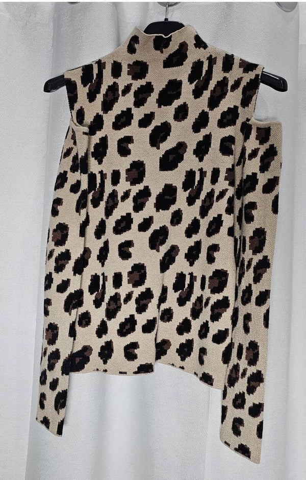 JERSEY LEOPARDO CON ABERTURAS EN HOMBROS Y CUELLO ALTO