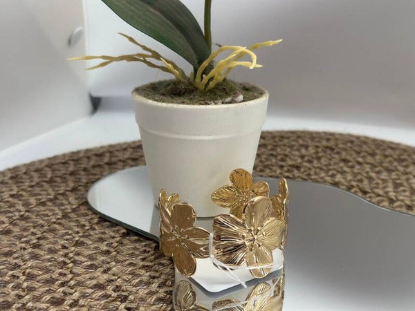 Brazalete dorado con flores