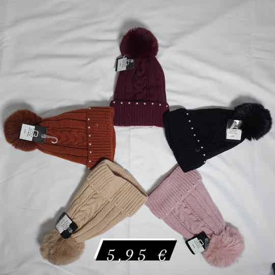 Gorro de lana con pompón y adornos de perlas.