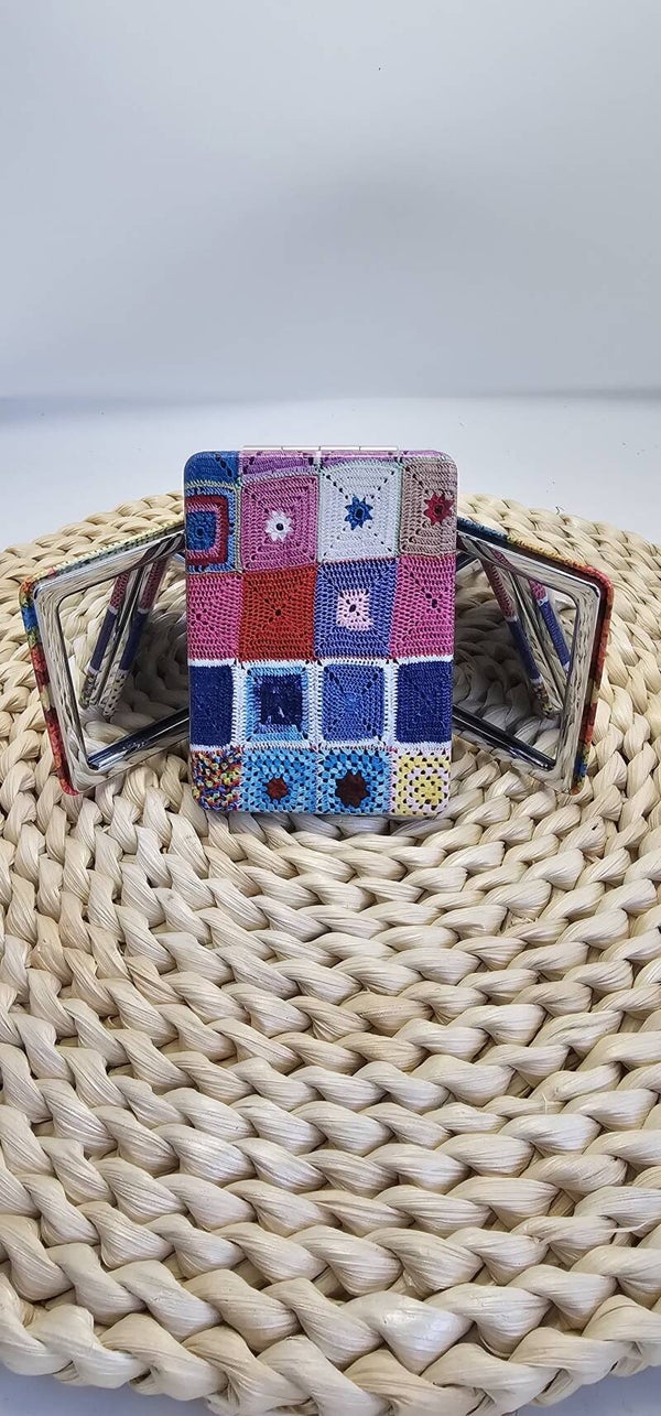 Espejo de bolso dos caras una con aumento y otra normal