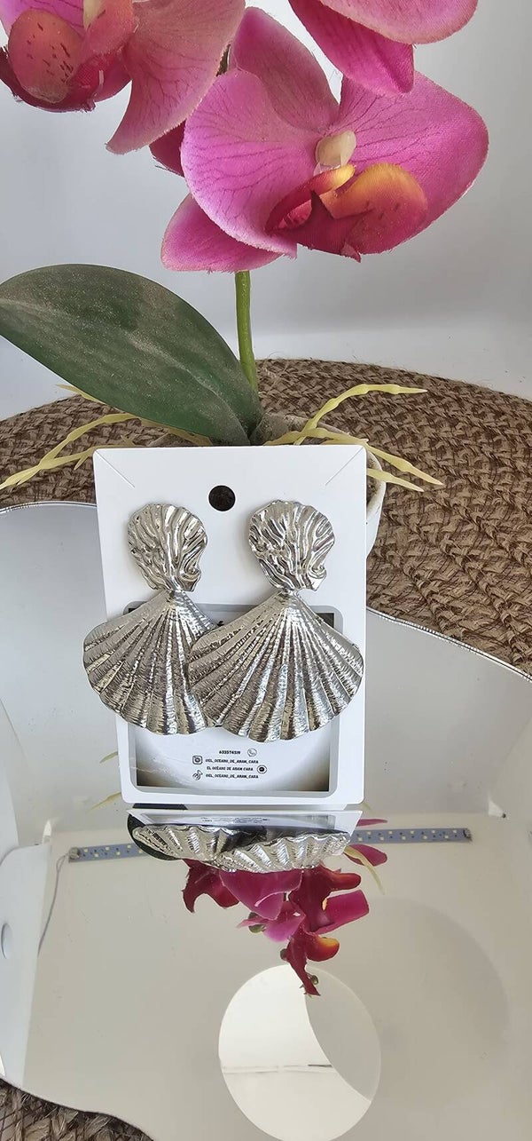 Pendientes plateados con forma de concha