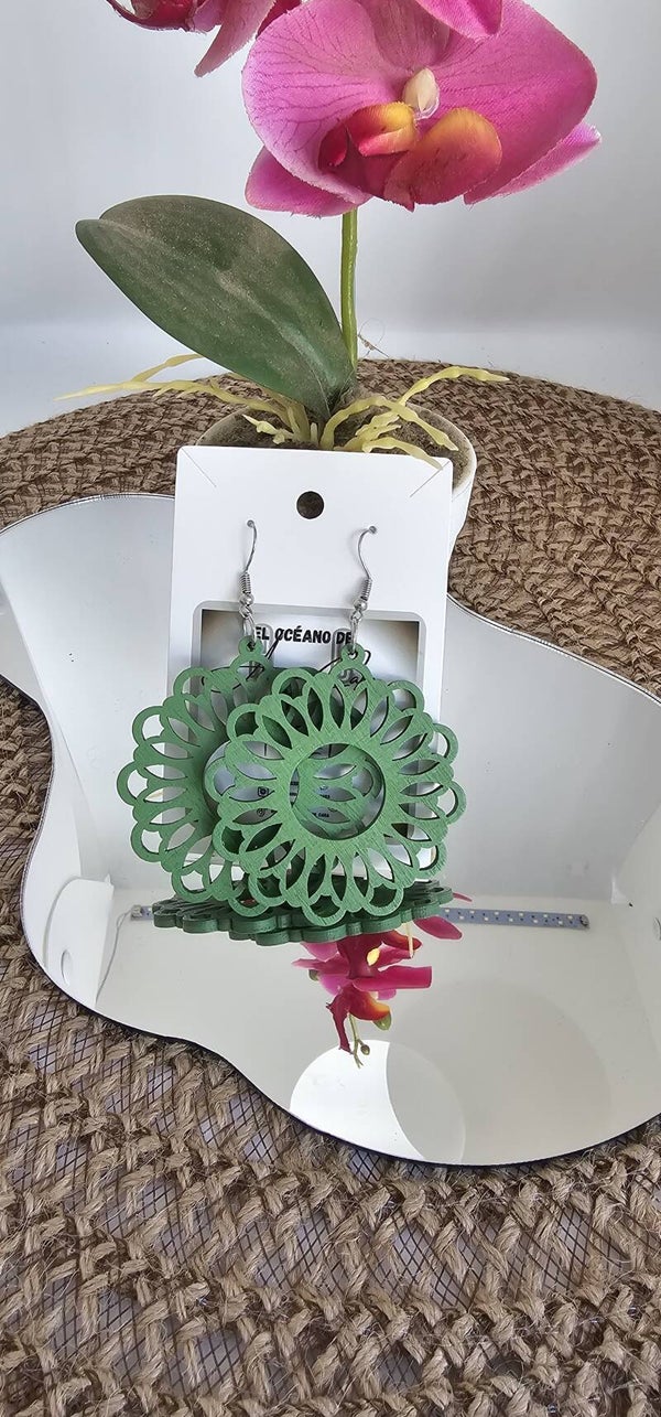 Pendientes de madera con forma geométrica en color verde