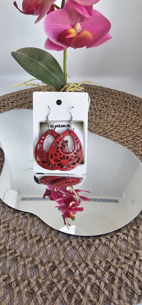 Pendientes de madera con forma geométrica en color rojo