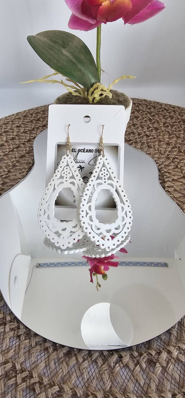 Pendientes de madera con forma geométrica en color blanco