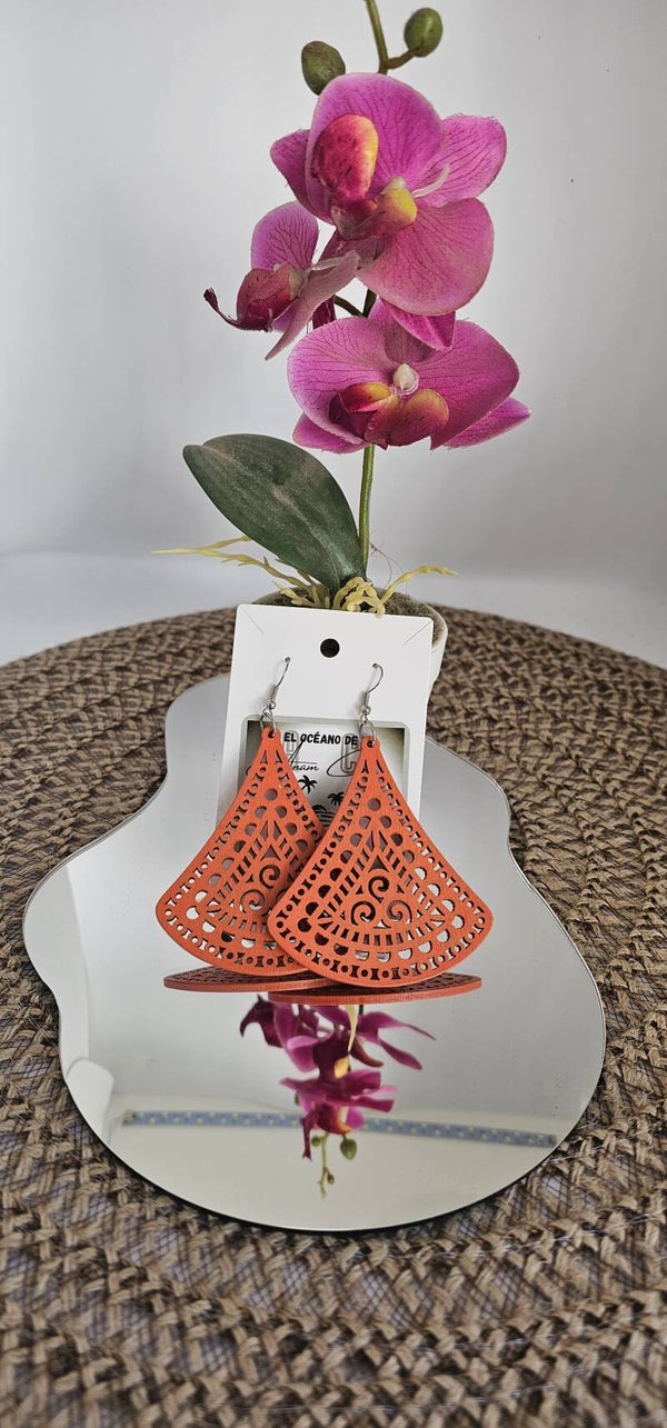 Pendientes de madera con forma geométrica en color naranja