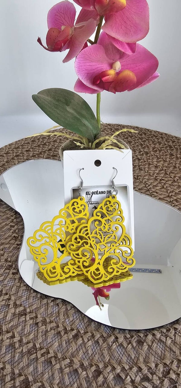 Pendientes de madera con forma geométrica en color amarillo