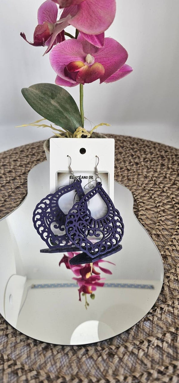Pendientes de madera con forma geométrica en color morado