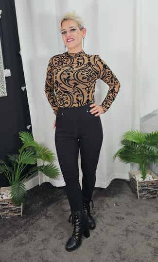 Pantalón elástico tipo leggins en negro