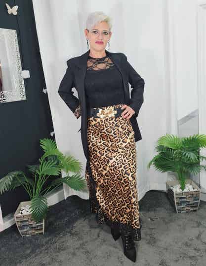 Falda larga de raso, animal print con abertura lateral y encaje negro