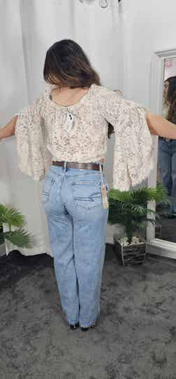 Camiseta boho de encaje, manga larga y de campana.