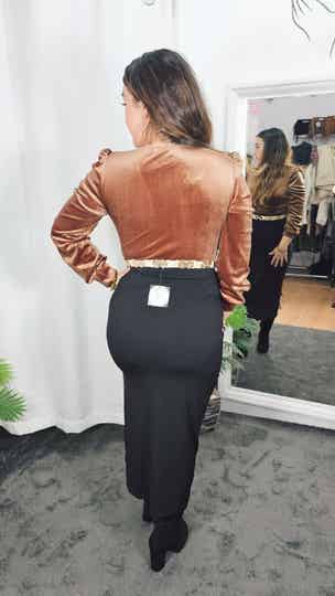 Falda negra de licra larga con abertura en uno de los lados