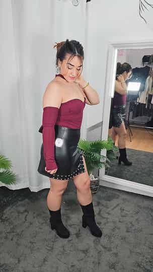 Falda corta negra efecto cuero con tachas y raja en el lateral