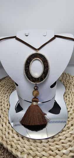 Collar largo regulable con borla y detalles de leopardo