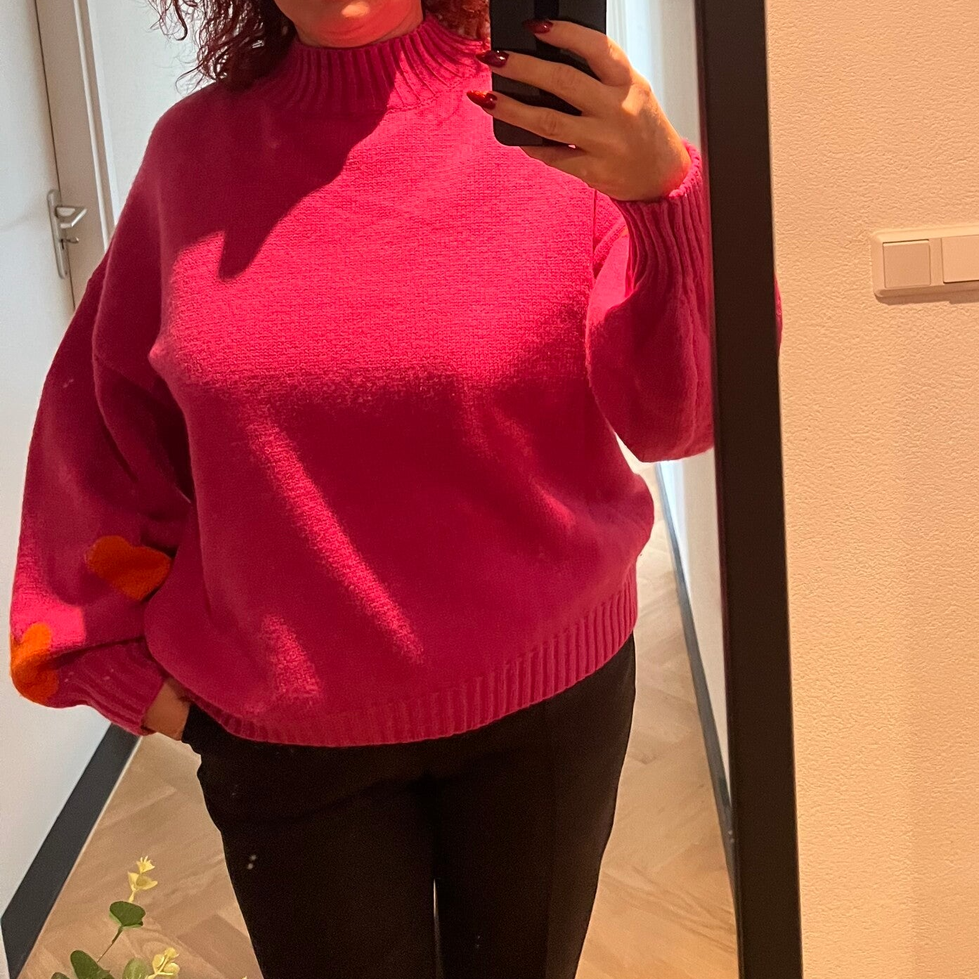 Sweater met oranje hart op de mouw