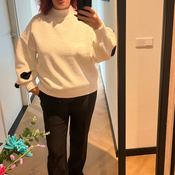 Sweater met hartje op de mouw